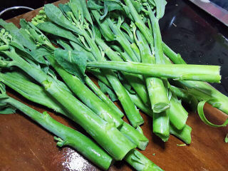 2、蚝油金针菇,芥兰