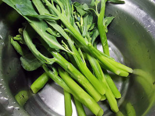 3、蚝油金针菇,芥兰梗去皮