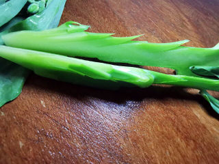 4、蚝油金针菇,芥兰梗上划斜刀后从中间对半开