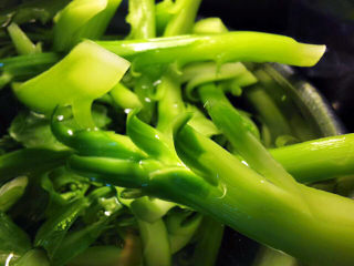 5、蚝油金针菇,切好的芥兰泡水后就有曲卷花样