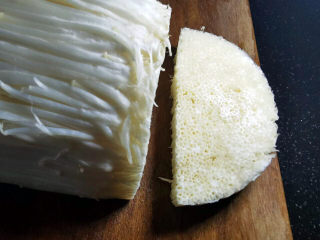 7、蚝油金针菇,金针菇切去菇脚