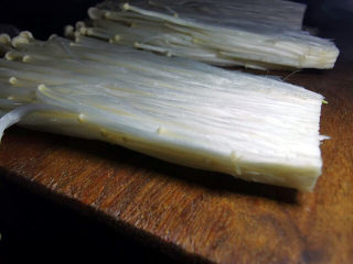 9、蚝油金针菇,每一片的厚度在0．5公分左右