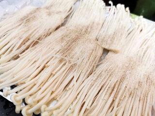 11、蚝油金针菇,金针菇撒上盐与胡椒粉