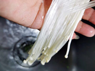 10、蚝油金针菇,冲洗金针菇并甩干