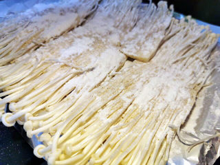 12、蚝油金针菇,拍上干粉