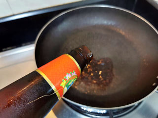 13、蚝油金针菇,蚝油倒入锅中