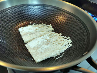 16、蚝油金针菇,金针菇下锅煎