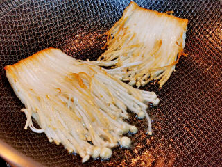 17、蚝油金针菇,煎至两面金黄色