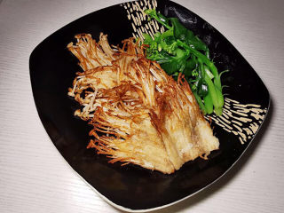 18、蚝油金针菇,取出煎好的金针菇与芥兰码在盘中