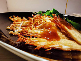 19、蚝油金针菇,淋上蚝油酱汁