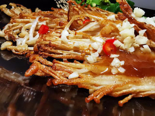 20、蚝油金针菇,撒些蒜末，红椒更有味