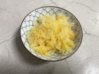 4、木瓜炖银耳,银耳去蒂撕小朵