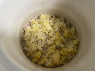 5、木瓜炖银耳,放入炖锅中