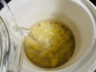 6、木瓜炖银耳,加入足够的饮用水，炖2-3小时