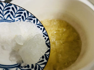 7、木瓜炖银耳,炖好后加入冰糖