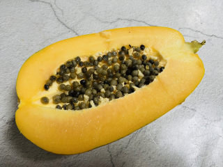 8、木瓜炖银耳,木瓜清洗一下表面灰尘，对半切开