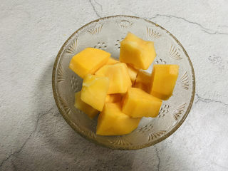 9、木瓜炖银耳,去籽去皮切小块