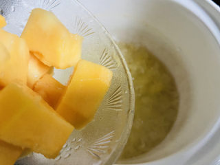 10、木瓜炖银耳,放入炖锅内再炖十分钟