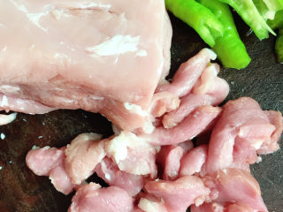 2、青椒肉片,梅柳肉切片。