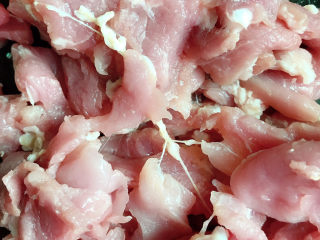 3、青椒肉片,放入碗中