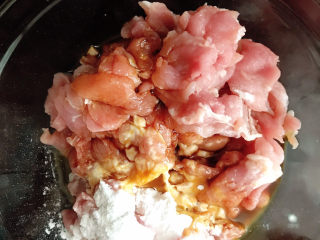 7、青椒肉片,放入姜粉