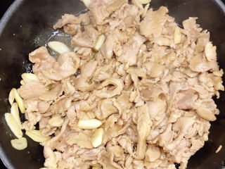 13、青椒肉片,炒至九成熟。