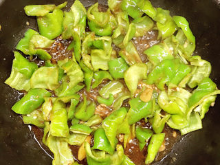 16、青椒肉片,放入剩余的酱油大火翻炒。