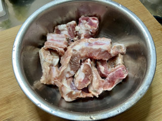 2、红烧土豆排骨➕海带结土豆烧排骨,很正规，取出是两长条的肋排，不是乱七八糟的