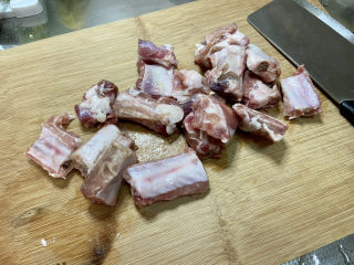 3、红烧土豆排骨➕海带结土豆烧排骨,斩成小块