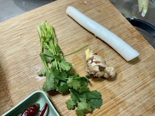 5、红烧土豆排骨➕海带结土豆烧排骨,香叶择好洗净，姜搓洗干净，葱白洗净