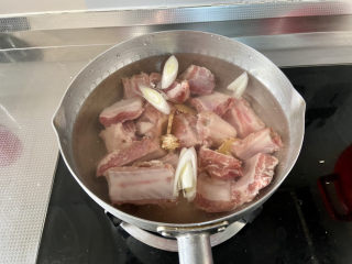 9、红烧土豆排骨➕海带结土豆烧排骨,冷水下排骨，加几片姜片，几段葱白，开火焯水