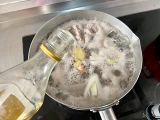 10、红烧土豆排骨➕海带结土豆烧排骨,水开➕一汤匙料酒煮出血沫