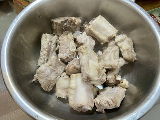 12、红烧土豆排骨➕海带结土豆烧排骨,捞出温水洗净沥水备用