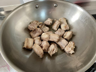 14、红烧土豆排骨➕海带结土豆烧排骨,热锅冷油，下排骨，中小火煸干水分