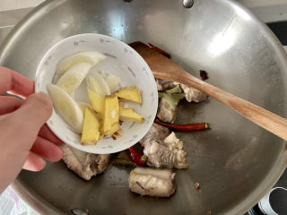 16、红烧土豆排骨➕海带结土豆烧排骨,下姜片葱白，炒香