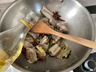 17、红烧土豆排骨➕海带结土豆烧排骨,如果怕腥，可以再淋半汤匙料酒，翻炒去腥