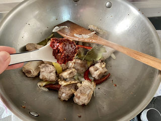 18、红烧土豆排骨➕海带结土豆烧排骨,排骨推到一边，加入一汤匙郫县豆瓣酱，小火煸炒出红油，再与排骨翻炒均匀