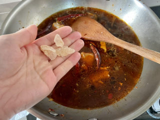 22、红烧土豆排骨➕海带结土豆烧排骨,三四颗冰糖，搅拌让其溶解