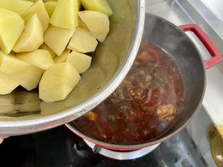 25、红烧土豆排骨➕海带结土豆烧排骨,炖煮30分钟后，加入土豆