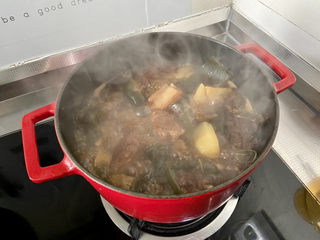 28、红烧土豆排骨➕海带结土豆烧排骨,转中大火收汁到汤汁浓郁，喜欢汤汁泡饭的可以像阿晨一样多留点汤汁，拌米饭绝了????