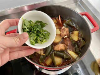 29、红烧土豆排骨➕海带结土豆烧排骨,关火，撒上香菜末，即可上桌享用了。