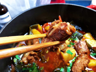 32、红烧土豆排骨➕海带结土豆烧排骨,这道土豆炖排骨，做法简单，咸鲜味美，营养丰富，搭配白米饭简直让人停不了口。喜欢的小伙伴们快来试试吧????