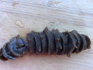 3、蔬菜海参粥,解冻后均匀地切片。