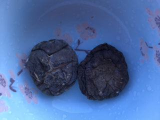 4、蔬菜海参粥,干香菇加水泡发后切丝。