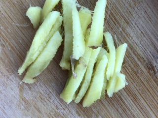 6、蔬菜海参粥,姜片去皮切丝。