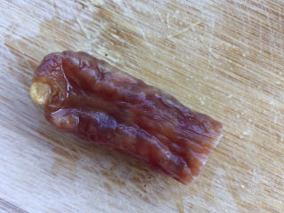 7、蔬菜海参粥,香肠去除外面的肠衣。