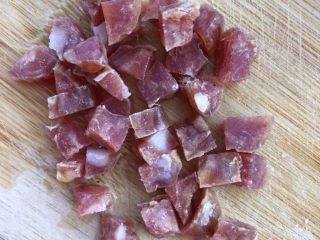 8、蔬菜海参粥,切成小粒备用。