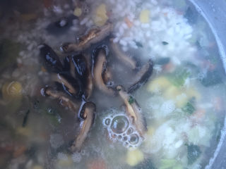10、蔬菜海参粥,大火煮开后,加入香菇丝。