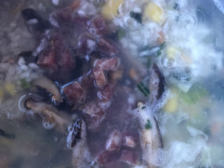 11、蔬菜海参粥,继续加入香肠粒。