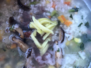 12、蔬菜海参粥,放入一部分姜丝。